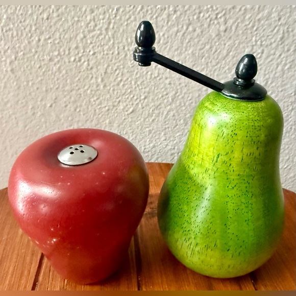 VTG. “THE NATURAL” WOOD APPLE SALT SHAKER & PEAR PEPPER GRINDER SET~NEW IN BOX - Picture 3 of 8